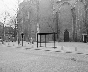 855429 Afbeelding van de abri voor de GEVU-stadsbuslijnen 2 en 12 op het Domplein te Utrecht.